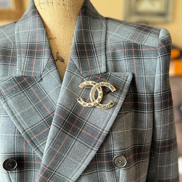 CHANEL Large CC White Pearl And Blue Enamel  Brooch - Picture 14 of 15